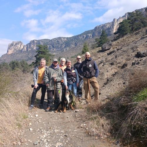 des agents et des vttistes sur une piste de vtt sauvage réhabilitée