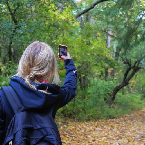 randonneuse portant un smartphone