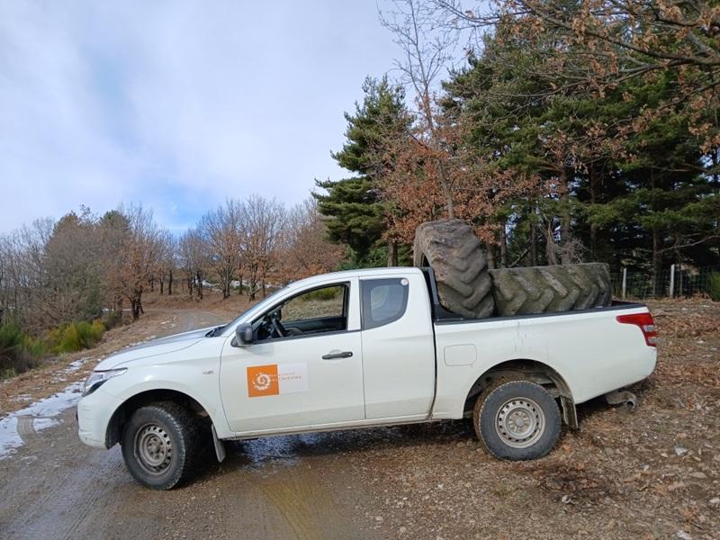 Voiture avec des pneus de tracteur