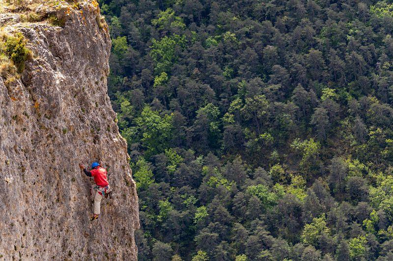 escaladeur sur une falaise du parc national des cévennes