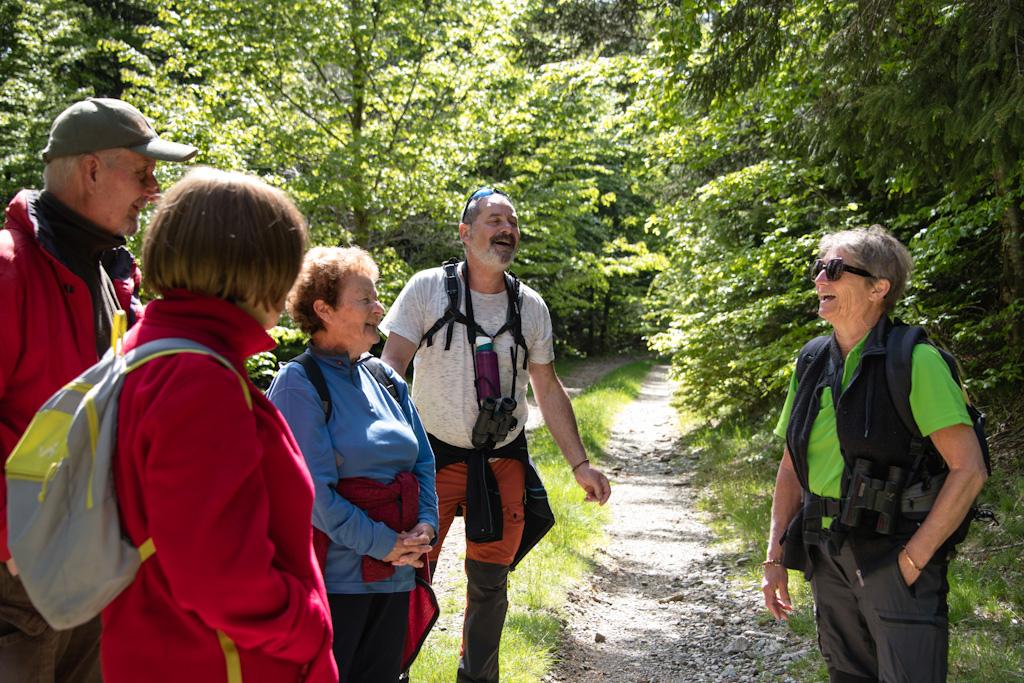 accompagnatrice en montagne dans la forêt
