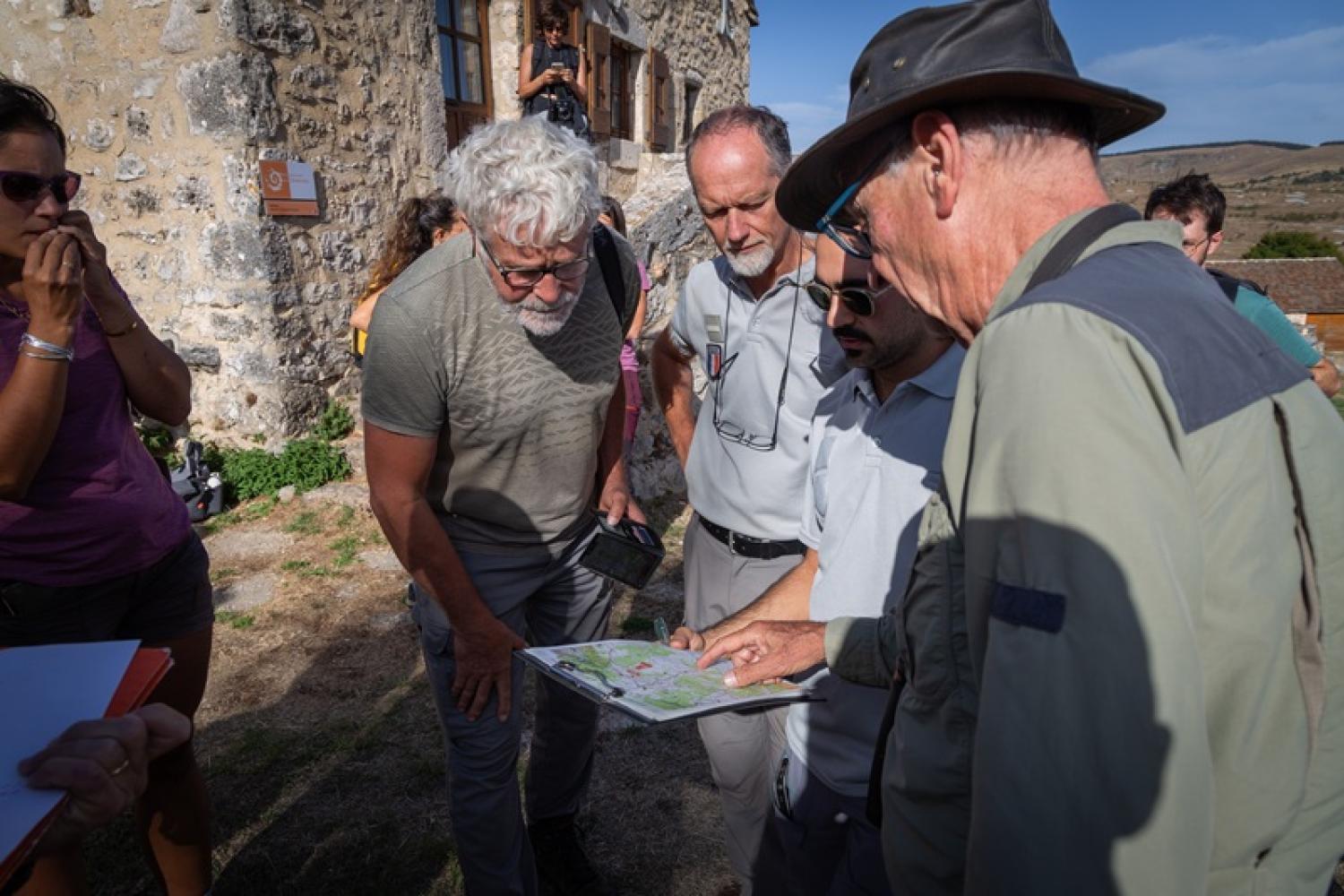 des gardes moniteurs du Parc regardent une carte