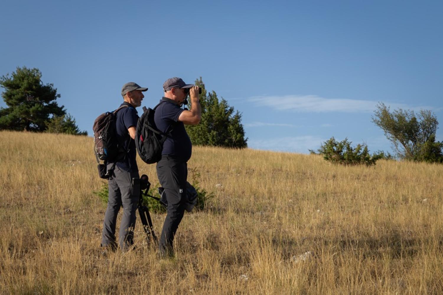 deux agents observent sur le causse mejean