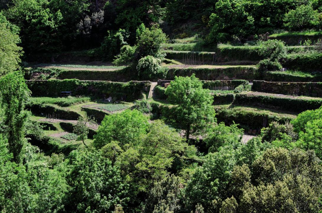 quartier_des_calquieres_a_saint-germain-de-calberte_bancels_et_jardins_c_olivier_prohin_pnc.jpg